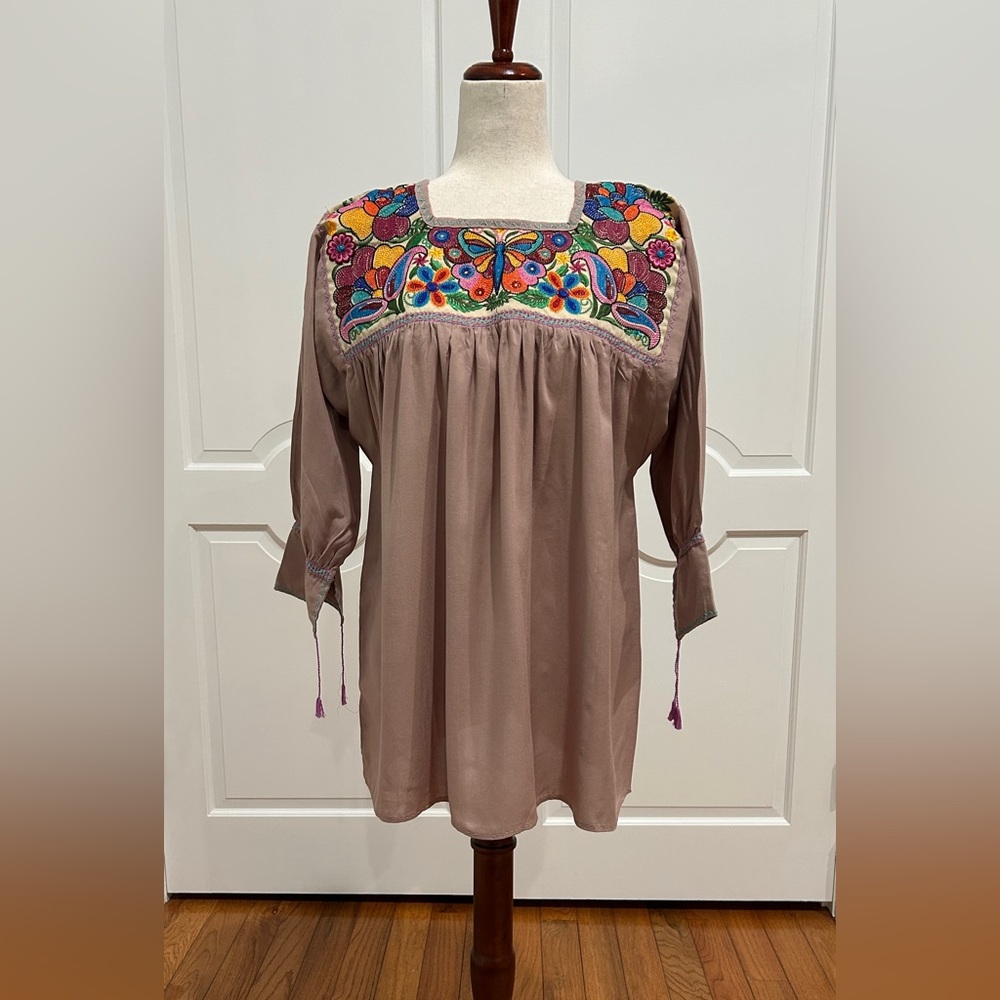 Chiapas Mexican blouse, pedal sewing machine embroidery. Chiapas artisan top.